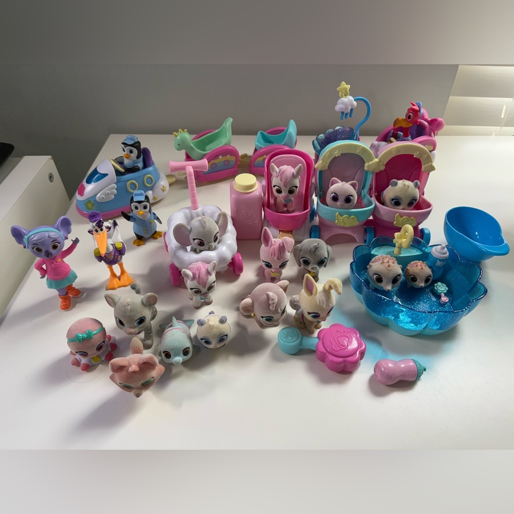 Disney Junior TOTS figurines lot and accessories.